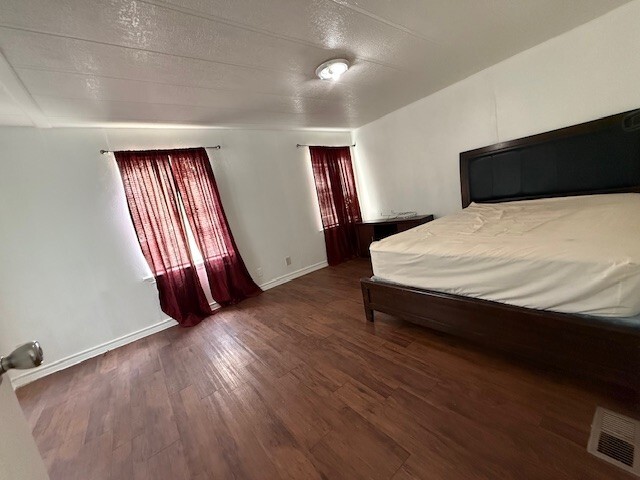3 Bed 2 Bath 1984 Fleetwood - double wide - in Austin, TX - photo 5 of 12