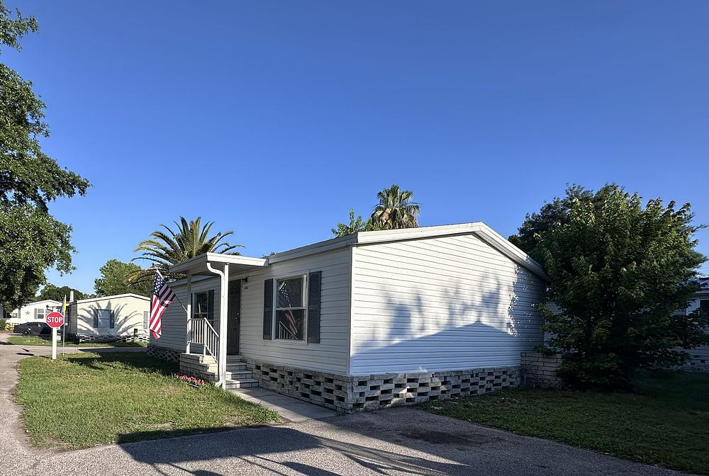 2 Bed 2 Bath 1997 King - single wide - in Orlando, FL - photo 3 of 12