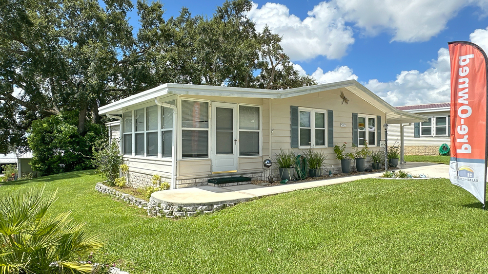 2 Bed 2 Bath 1987 Home By Wellington - double wide - in Lady Lake, FL - photo 2 of 12