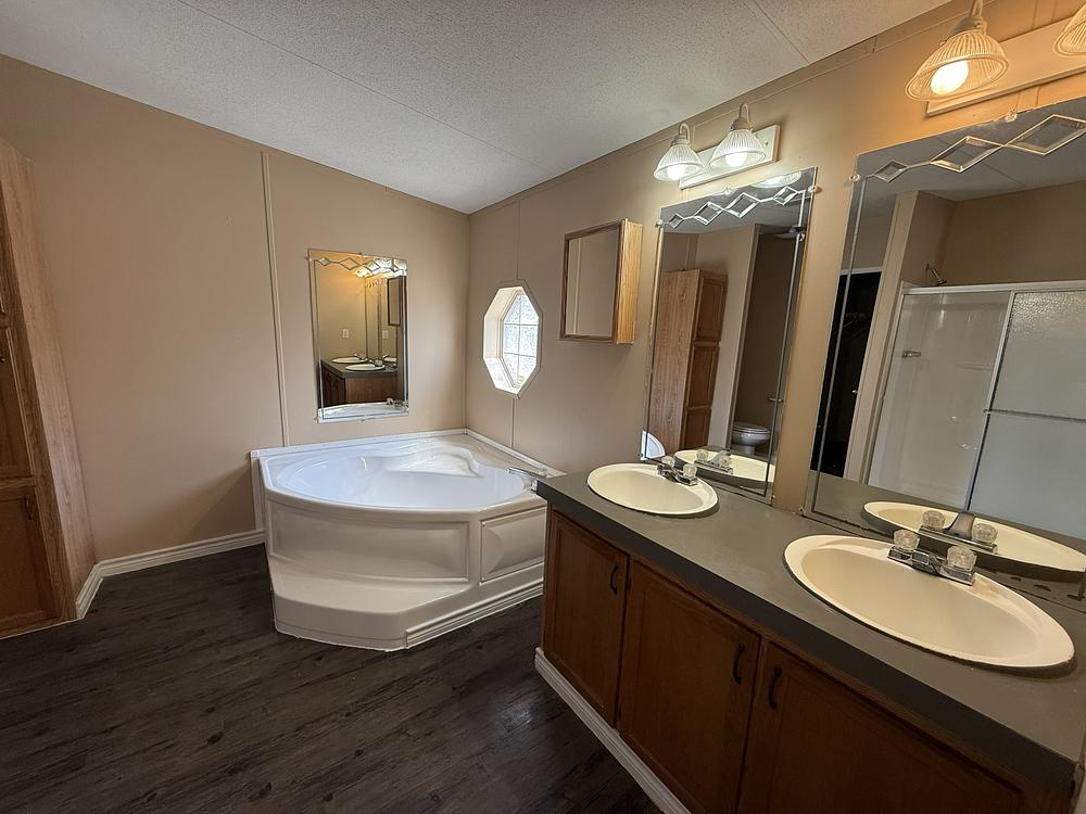 3 Bed 2 Bath 2001 Redman - double wide - in San Antonio, TX - photo 7 of 12