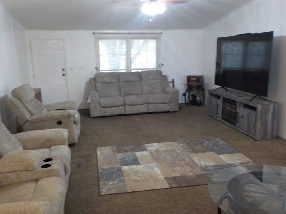 3 Bed 2 Bath 1995 Fleetwood - triple wide - in San Antonio, TX - photo 3 of 12