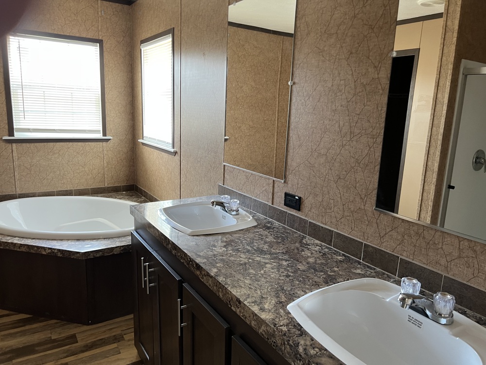 Excellent Condition 2016 Southern Energy 28x68 4/2 - double wide - in Von Ormy, TX - photo 5 of 12