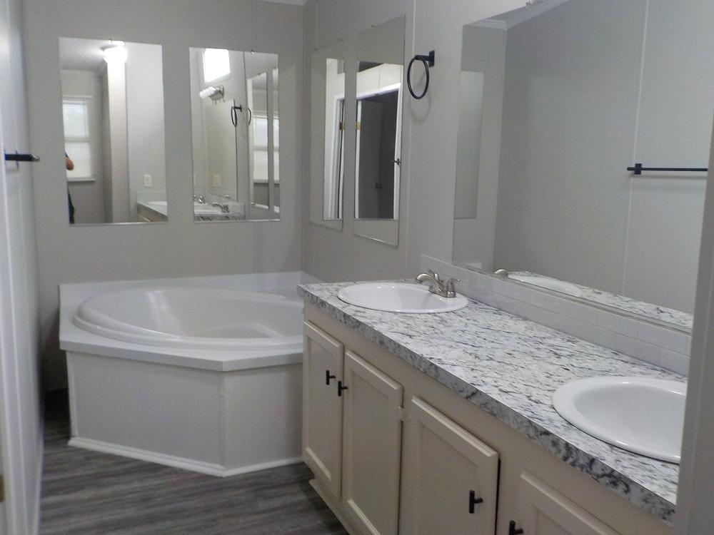 2002 Hbos Mfg Lp Mobile Home for Sale - double wide - in San Antonio, TX - photo 6 of 12