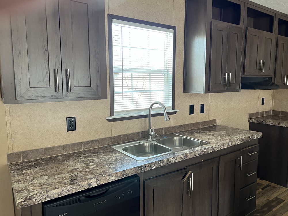 2016 Southern Energy Excellent Condition 2016 Southern Energy 28x68 4/2 for Sale - double wide - in Von Ormy, TX - photo 3 of 12