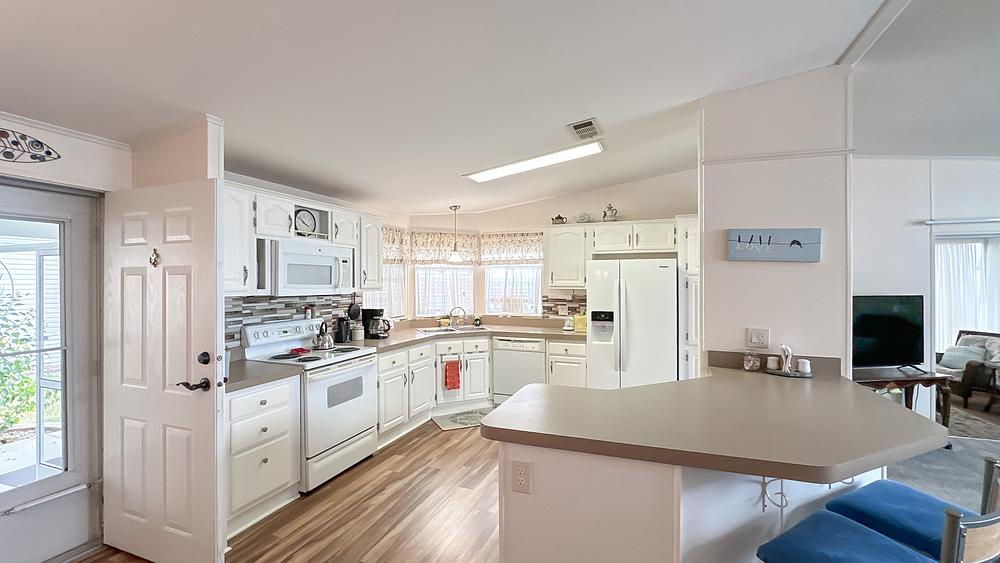 2000 Skyline Mobile Home for Sale - double wide - in Lady Lake, FL - photo 4 of 12