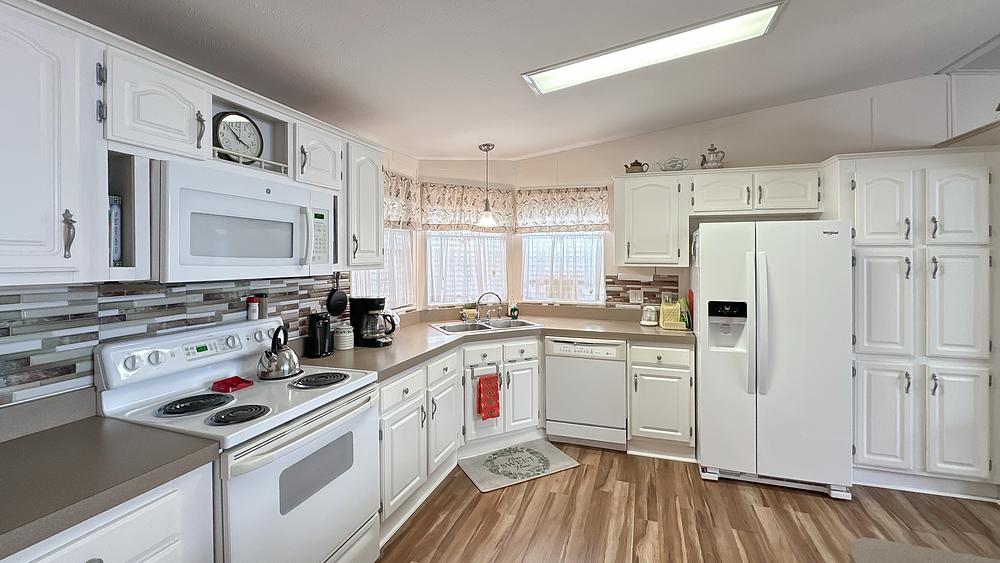 2000 Skyline Mobile Home for Sale - double wide - in Lady Lake, FL - photo 5 of 12
