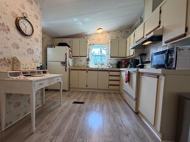 1987 Fleetwood Mobile Home for Sale - single wide - in Auburndale, FL - photo 2 of 12