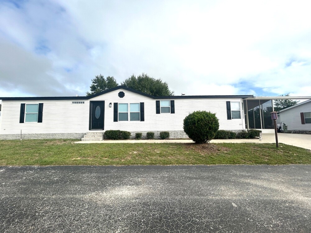 2003 Homes Of Merit Mobile Home for Sale — 1 / 12